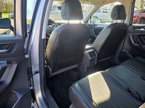 Used 2022 Volkswagen Tiguan SE w/ Panoramic Sunroof Package AWD/4WD image 17