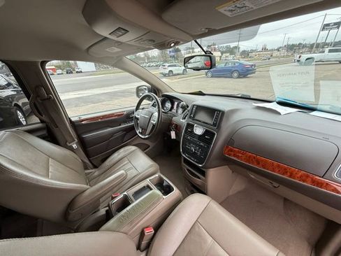 Used 2015 Chrysler Town & Country Touring image 20