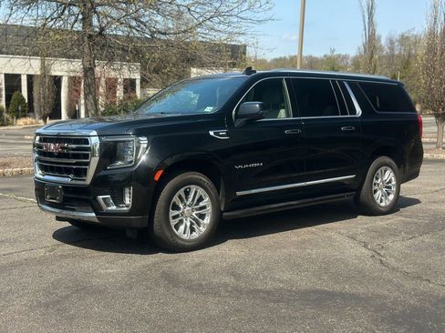 Used 2023 GMC Yukon XL SLT w/ SLT Luxury Package image 4