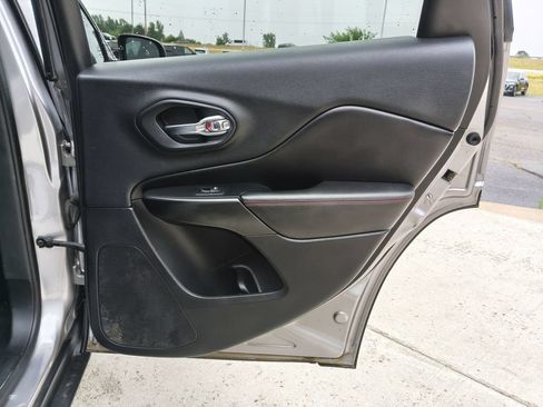 Used 2019 Jeep Cherokee Trailhawk w/ Comfort & Convenience Group AWD/4WD image 28