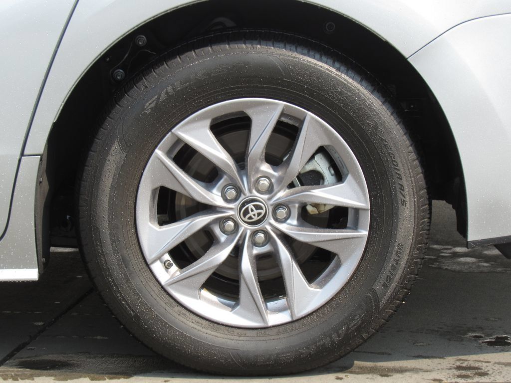 Certified 2025 Toyota Sienna XLE FWD image 41