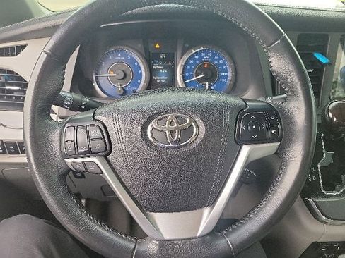 Used 2017 Toyota Sienna XLE w/ XLE Navigation Package FWD image 15