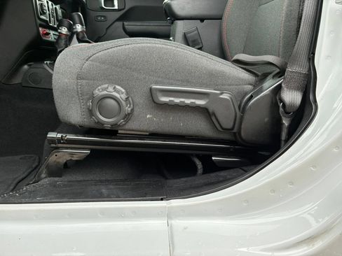 Used 2025 Jeep Wrangler Unlimited Rubicon AWD/4WD image 18