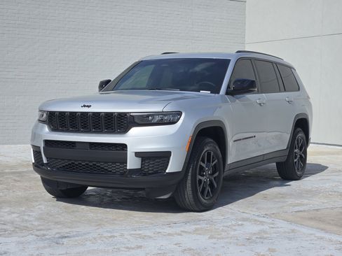 Used 2024 Jeep Grand Cherokee L Altitude image 4