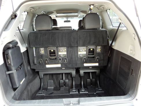Used 2017 Toyota Sienna SE Premium FWD image 9
