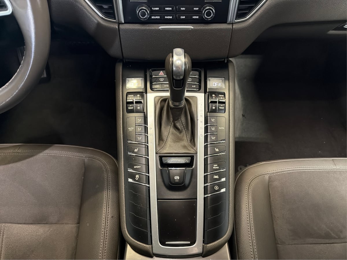 Used 2018 Porsche Macan AWD/4WD image 20
