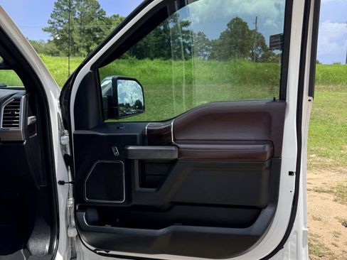Used 2015 Ford F150 Platinum w/ Equipment Group 701A Luxury AWD/4WD image 27