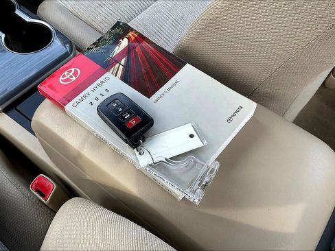 Used 2013 Toyota Camry XLE w/ Convenience Pkg image 35