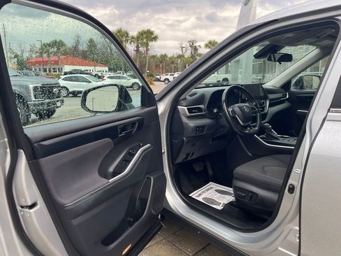Used 2024 Toyota Highlander LE image 10