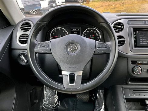 Used 2017 Volkswagen Tiguan S image 7
