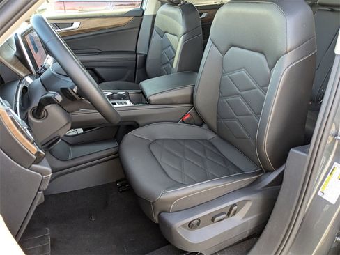 Used 2025 Volkswagen Atlas SE image 18