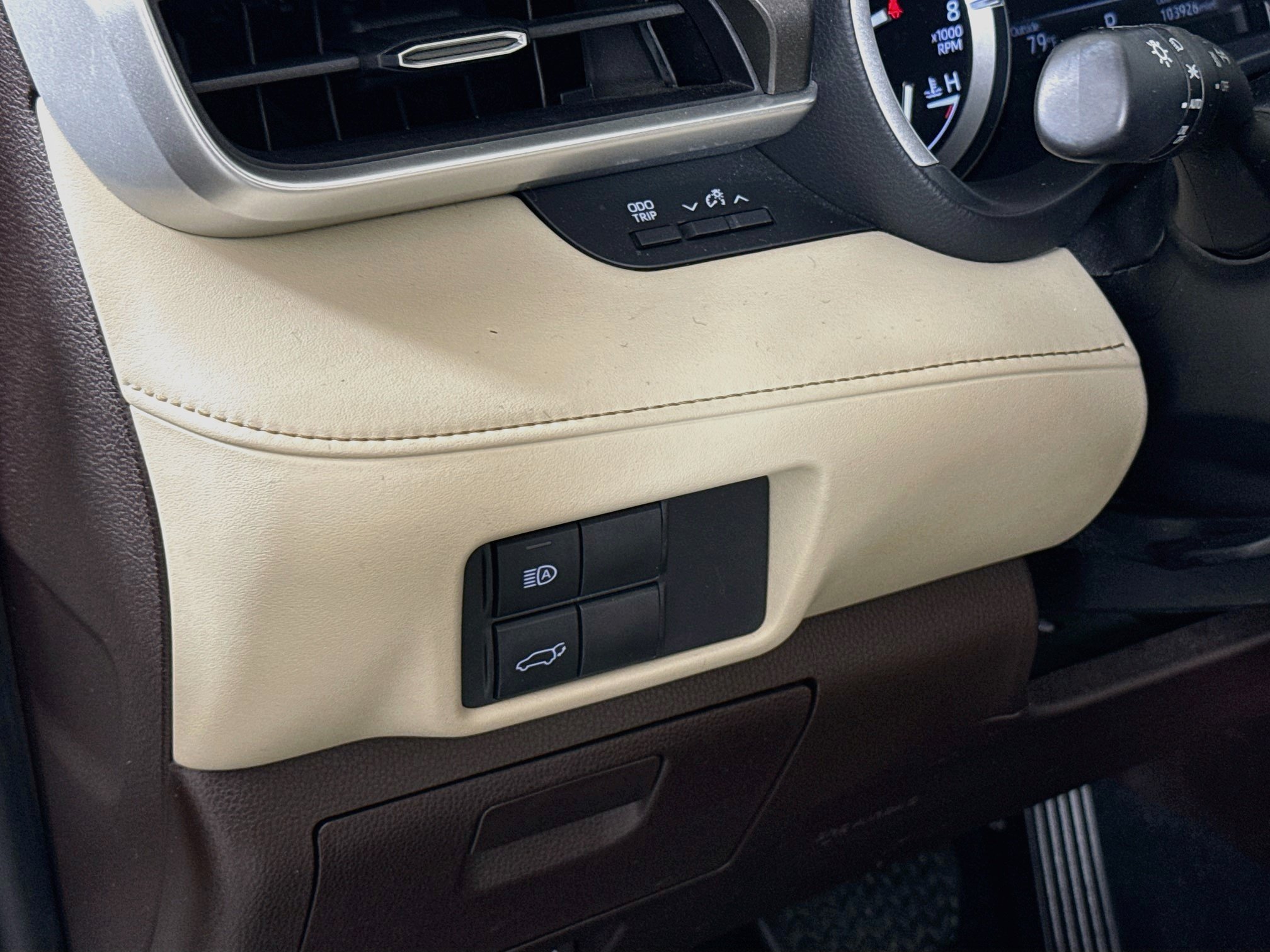 Used 2020 Toyota Highlander XLE AWD/4WD image 10