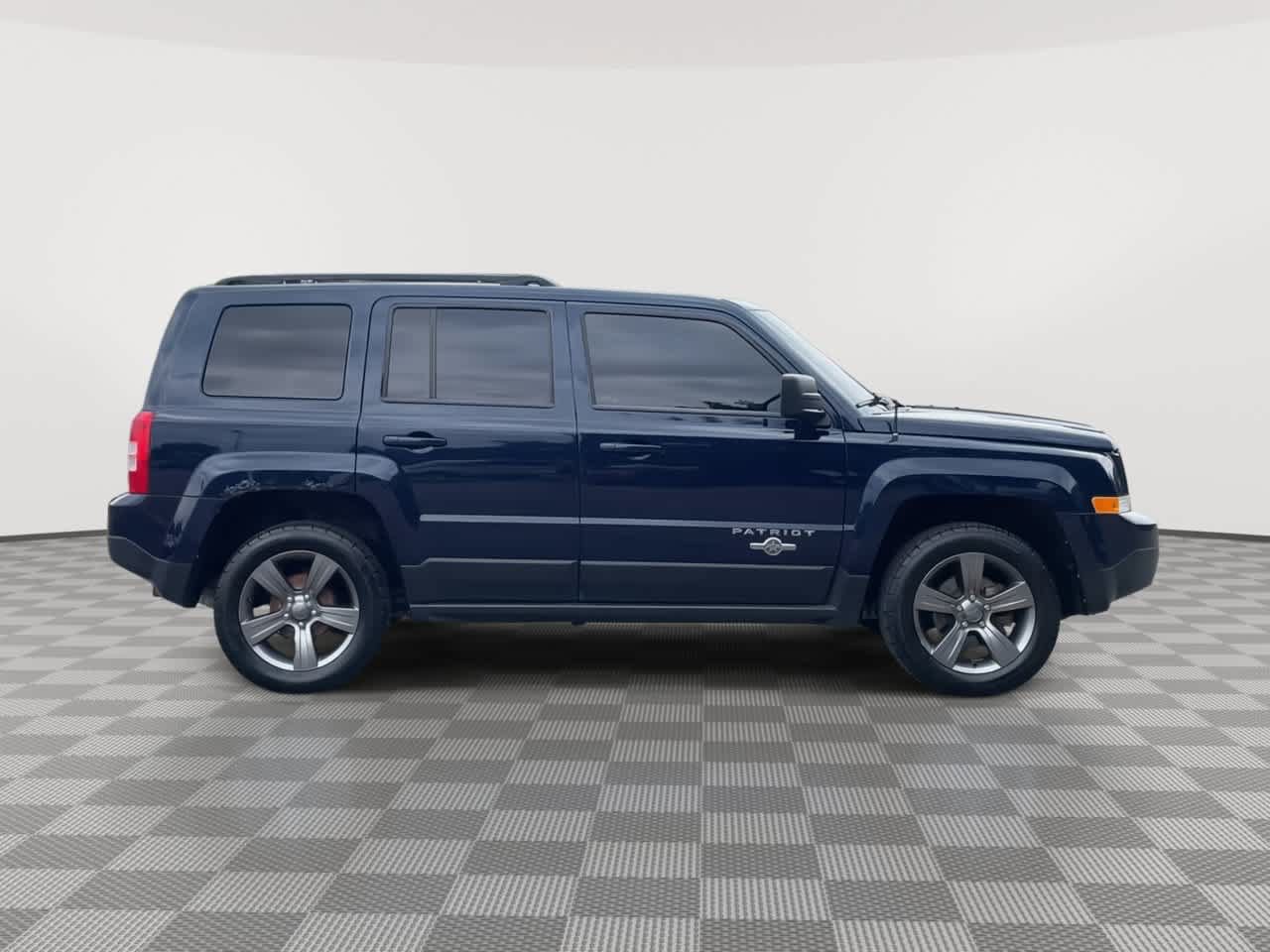 Used 2014 Jeep Patriot Latitude w/ Freedom Edition Package FWD image 9