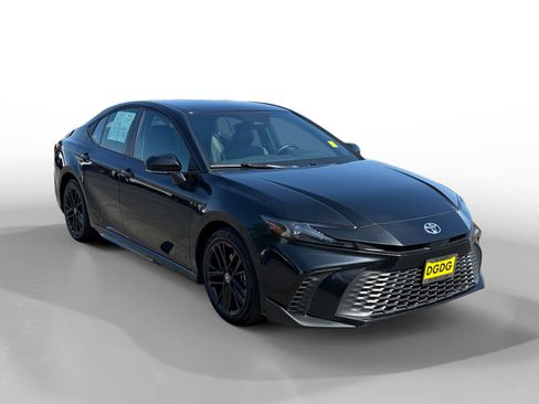 Used 2025 Toyota Camry SE FWD image 7