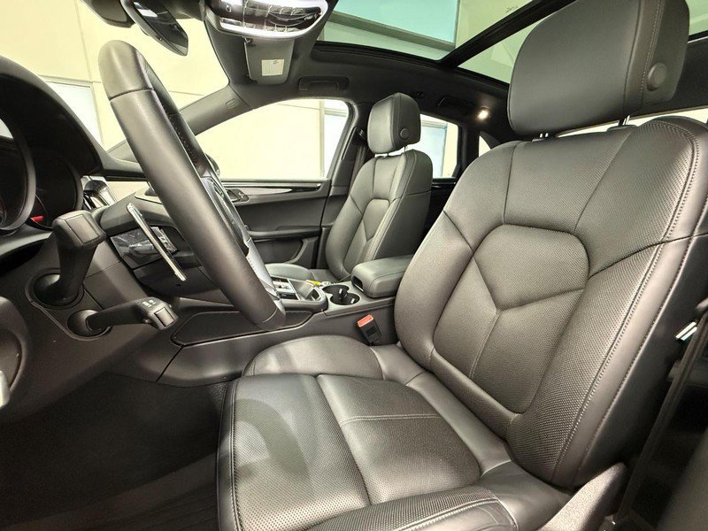 Used 2025 Porsche Macan AWD/4WD image 5