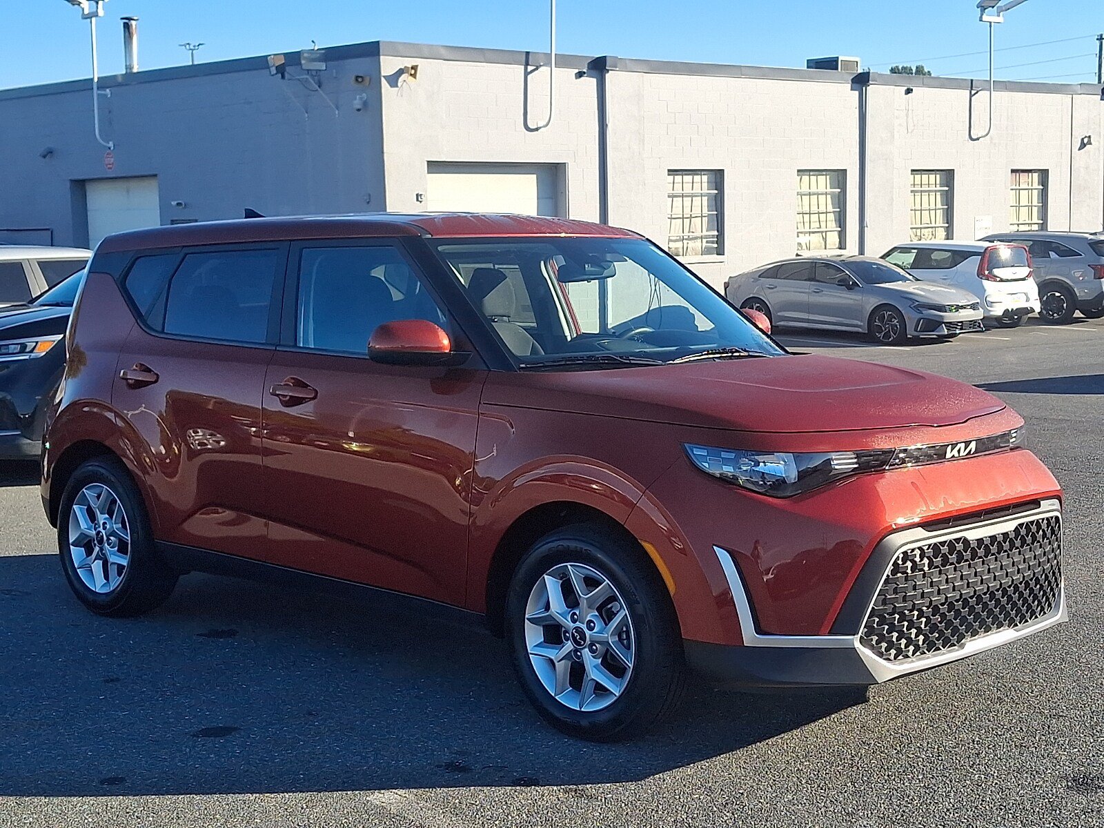 Used 2023 Kia Soul LX w/ LX Technology Package FWD image 3