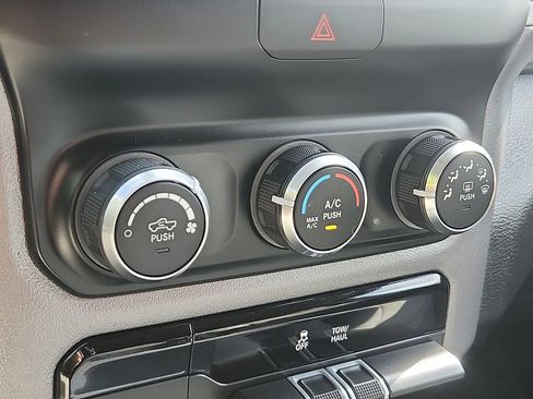 Used 2020 RAM 1500 Big Horn AWD/4WD image 15