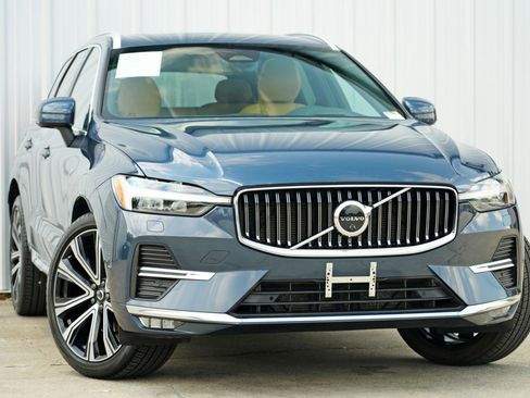 Used 2023 Volvo XC60 B5 Ultimate w/ Climate Package image 4