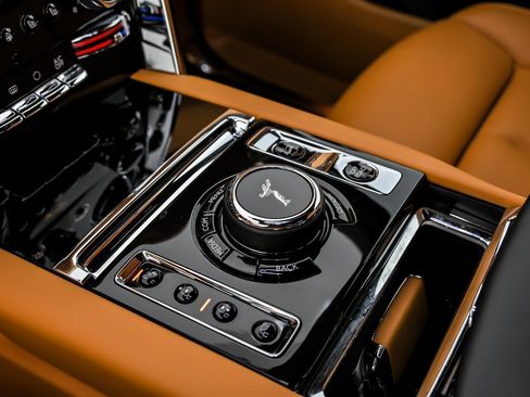 Used 2022 Rolls-Royce Cullinan w/ Dark Exterior Package image 39