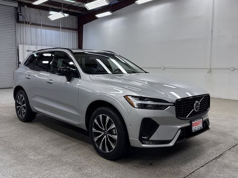 Used 2025 Volvo XC60 B5 Plus image 23