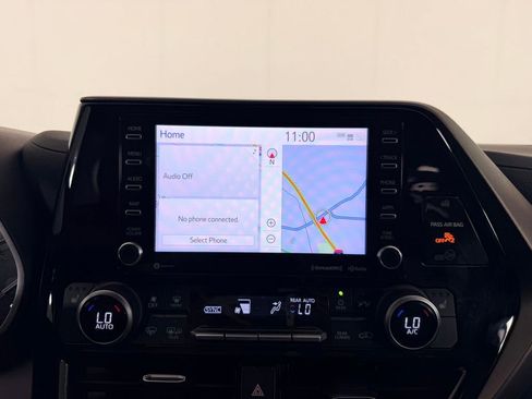 Used 2022 Toyota Highlander XLE FWD image 18