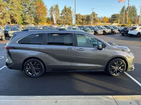 Used 2021 Toyota Sienna XSE image 8