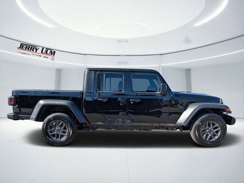 New 2025 Jeep Gladiator Sport image 2