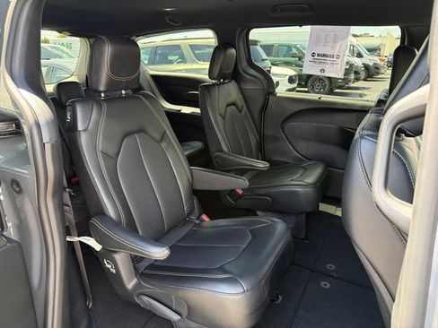 Used 2025 Chrysler Pacifica Select FWD image 25