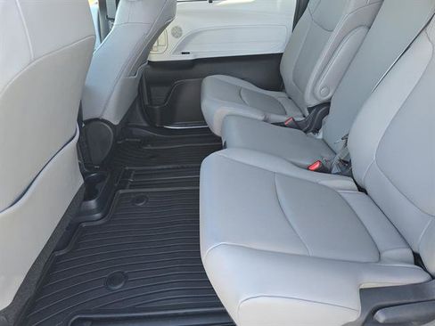 Used 2025 Toyota Sienna XLE image 10