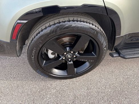 Used 2025 Land Rover Defender 130 X-Dynamic SE image 32