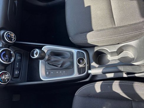 Used 2025 Hyundai Venue SEL FWD image 41