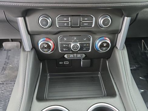 Used 2024 GMC Yukon XL SLE image 18