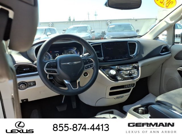 Used 2024 Chrysler Pacifica Touring-L FWD image 12