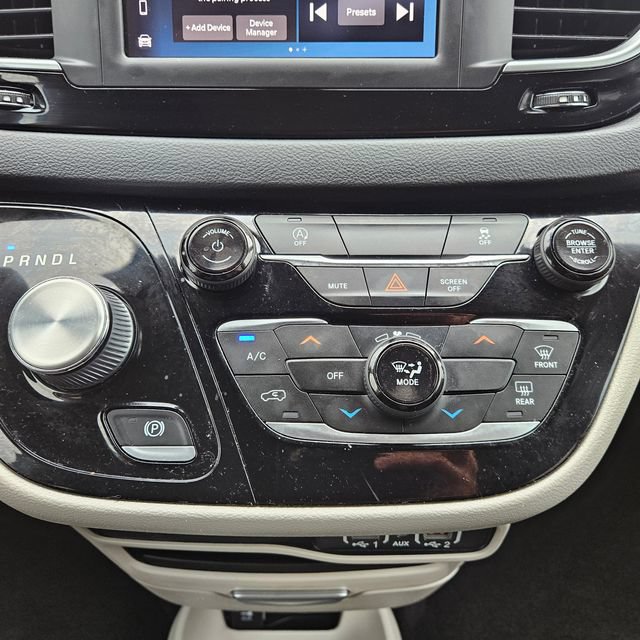 Used 2022 Chrysler Voyager LX FWD image 31