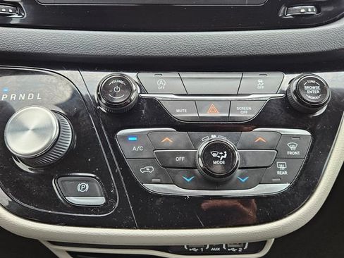 Used 2022 Chrysler Voyager LX FWD image 31