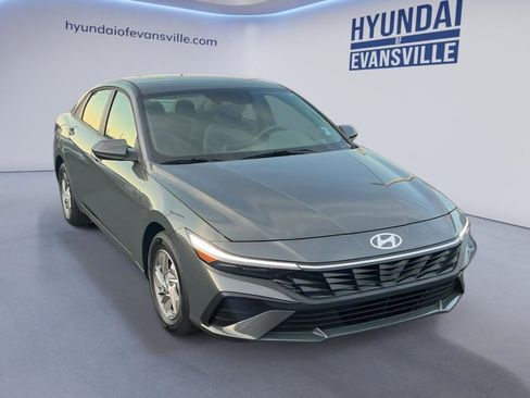 New 2026 Hyundai Elantra SE FWD image 3