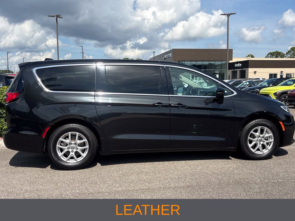 Used 2024 Chrysler Pacifica Touring-L FWD image 6