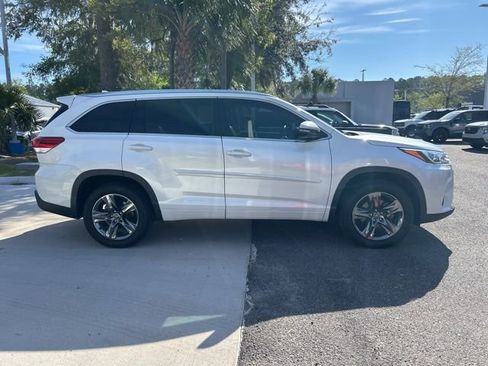 Used 2017 Toyota Highlander Limited Platinum image 3