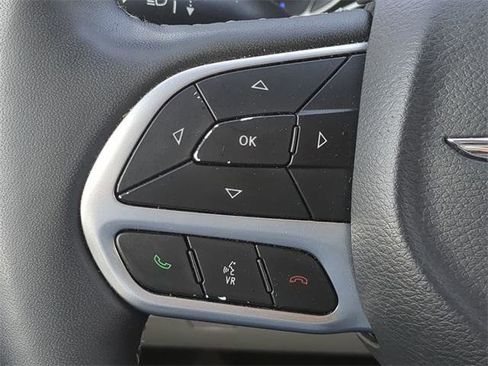 Certified 2024 Chrysler Pacifica Limited image 33