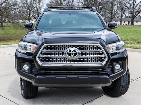 Used 2017 Toyota Tacoma TRD Off-Road w/ Tow Package (A/T) image 18