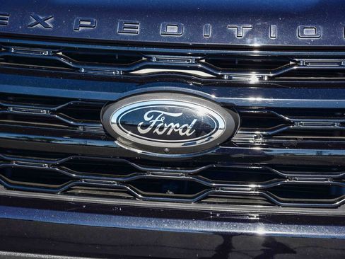 Used 2023 Ford Expedition Limited image 11