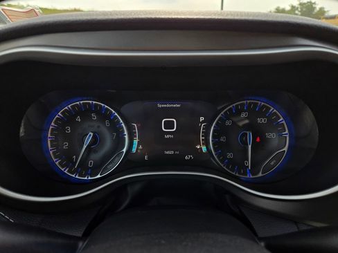 Used 2024 Chrysler Pacifica Touring-L AWD/4WD image 20