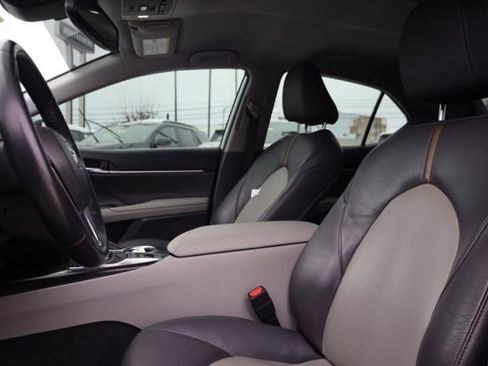 Used 2020 Toyota Camry XLE image 17