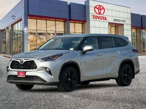 Certified 2025 Toyota Highlander LE AWD/4WD image 2