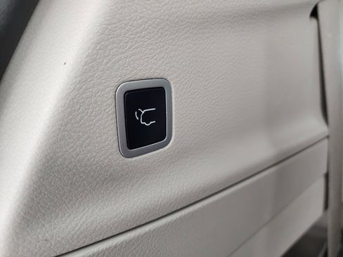 Used 2024 Chrysler Pacifica Touring-L image 27