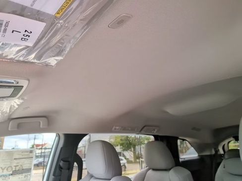 Used 2026 Toyota Sienna LE FWD image 21