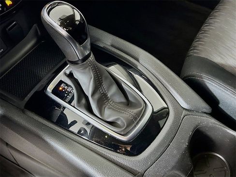 Used 2017 Nissan Rogue SV w/ SV Premium Package image 15