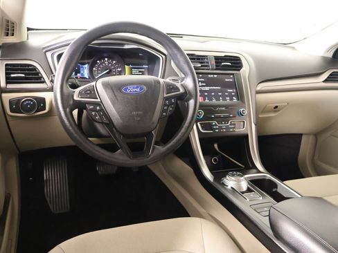 Used 2019 Ford Fusion SE FWD image 2