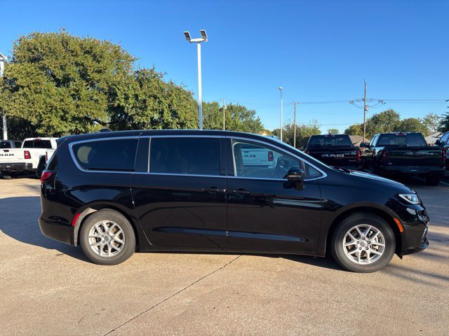 Used 2024 Chrysler Pacifica Touring-L FWD image 4
