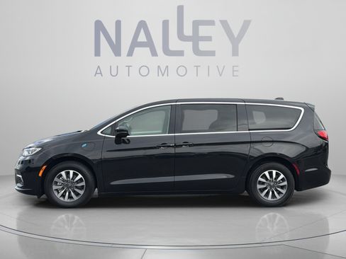 Used 2023 Chrysler Pacifica Touring-L FWD image 2